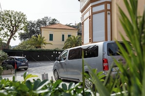 Façana frontal de l'allotjament