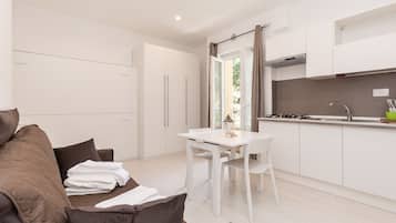 Appartamento Superior, terrazzo | Cucina privata | Frigorifero con congelatore, microonde, piano cottura