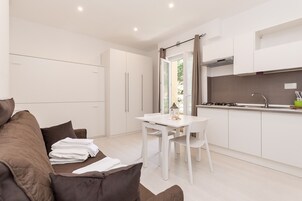 Appartamento Superior, terrazzo | Cucina privata | Macchina per tè/caffè, frigorifero con congelatore, microonde