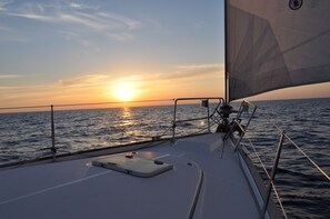 A boat's deck with a view of the sunset over the ocean. - Residence Bike and Beach (Finale Ligure)