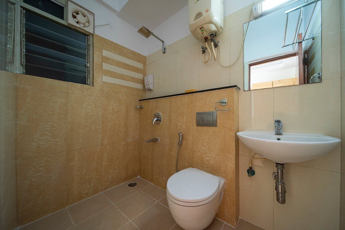 Badezimmer | Dusche, Hydromassagedusche, kostenlose Toilettenartikel, Handtücher