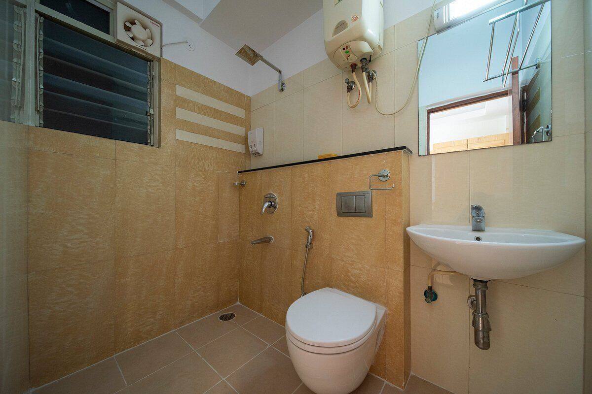 Bathroom | Shower, hydromassage showerhead, free toiletries, towels