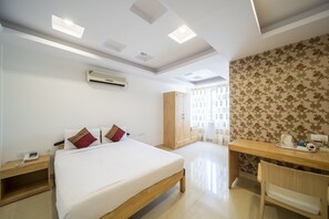 Deluxe Double Room | In-room safe, desk, laptop workspace, iron/ironing board - Apollo 27 (Bengaluru)