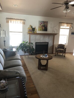Smart TV, fireplace - Beautiful Spacious 3 bedroom, 3 bath  full furnished Home (Pueblo)