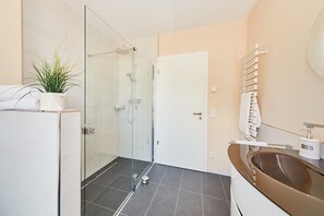 Dusche, Haartrockner, Handtücher, Toilettenpapier