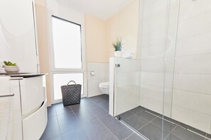 Bruser, hårtørrer, håndklæder, Toiletpapir