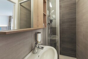 Dusche, kostenlose Toilettenartikel, Haartrockner, Handtücher