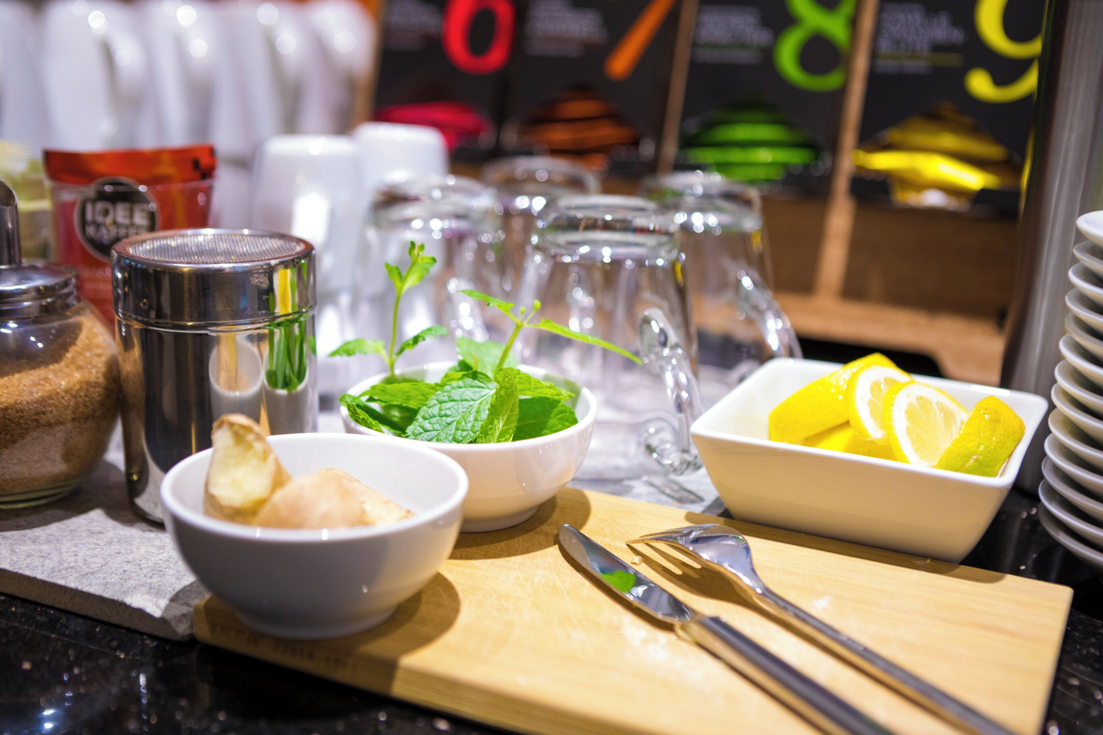 Montaje de un bufé de desayuno con diferentes alimentos y aderezos.