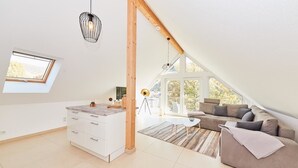 A spacious loft apartment with a kitchen, dining area, and living room. - Bella Vista (Bernkastel-Kues)