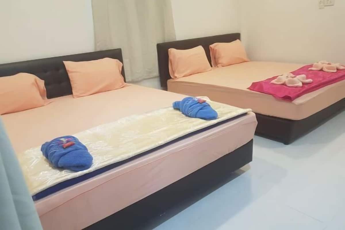 Desk, soundproofing, free WiFi, bed sheets