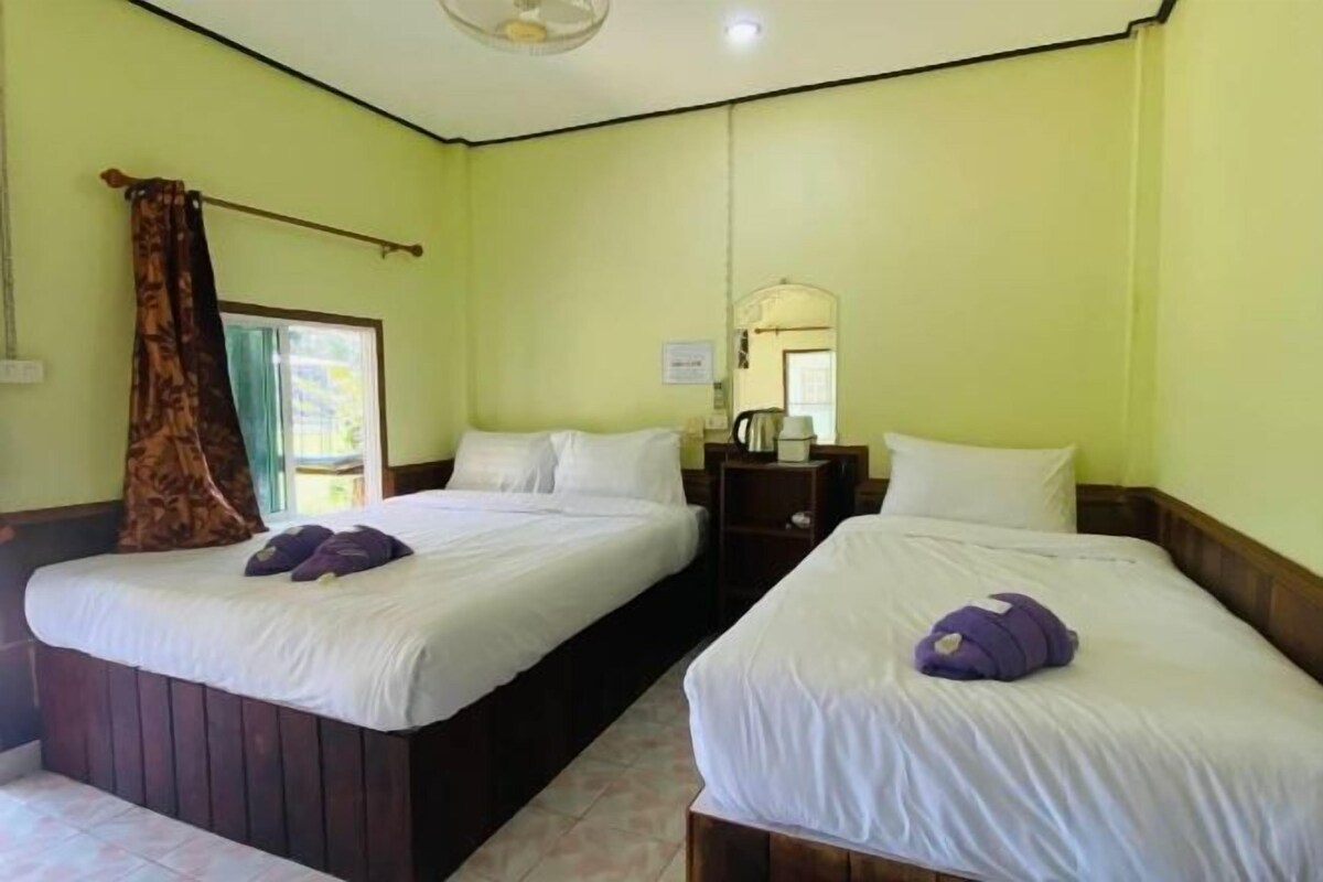 Escrivaninha, quartos à prova de som, Wi-Fi de cortesia, roupa de cama