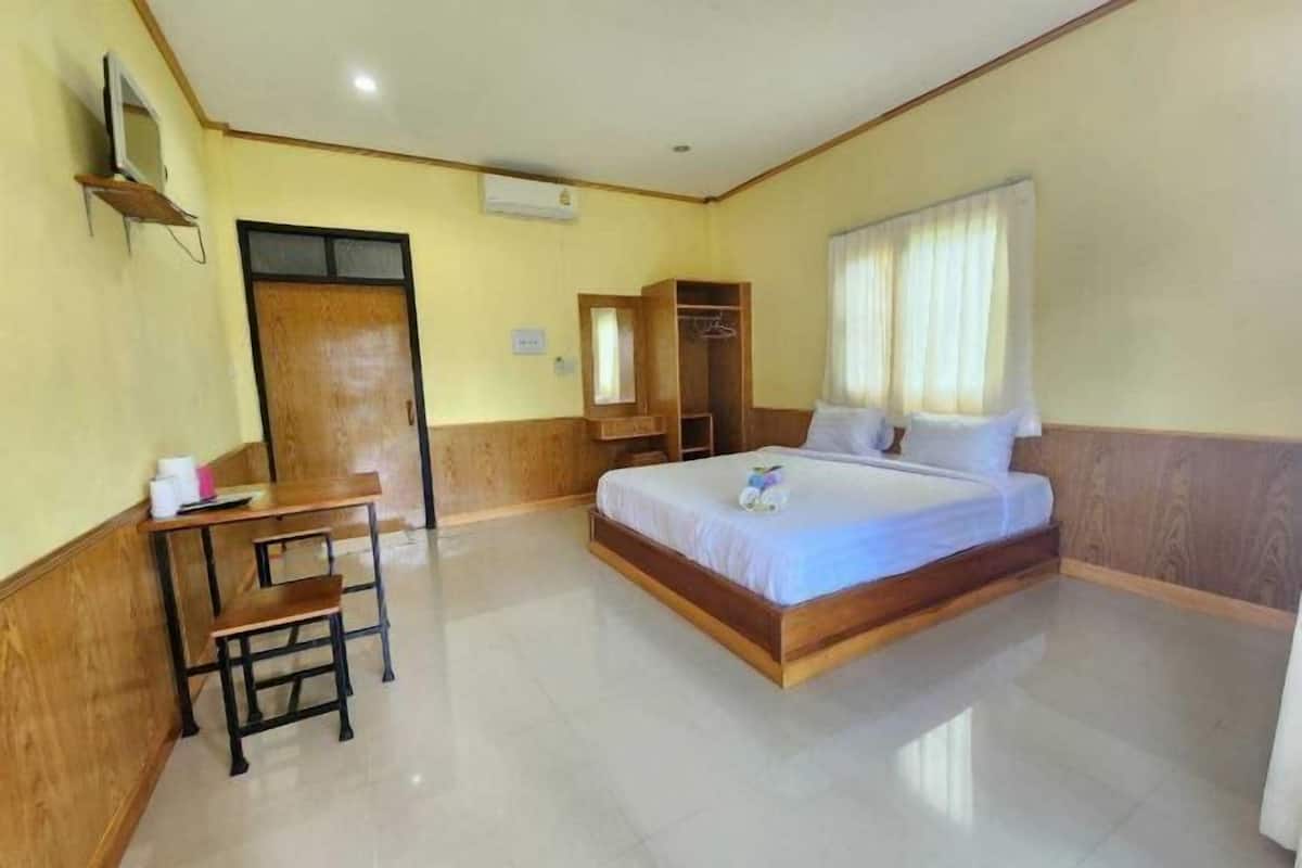 Desk, soundproofing, free WiFi, bed sheets