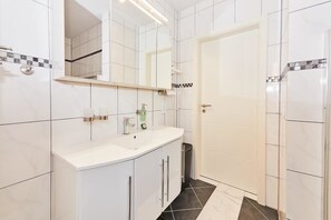 Shower, hair dryer, towels - Haus Constanze (Bernkastel-Kues)