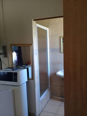 Douche, douche à « effet pluie », serviettes fournies, papier toilette