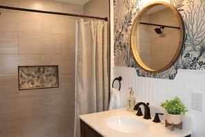 Ensemble douche/baignoire, sèche-cheveux, serviettes fournies, savon