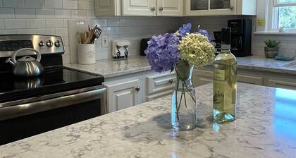 Perfect Maine Getaway – Walk to Downtown, Cozy for All - Flexible Cancellation.