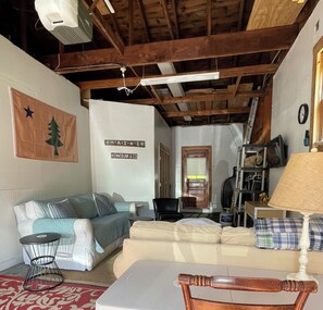 Smart TV, chimenea, libros