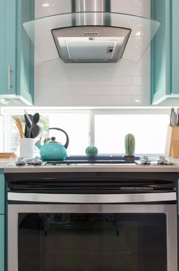 Fridge, microwave, oven, stovetop - Casita Poquita -Historic East Austin Retreat (Austin)