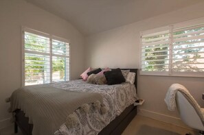 1 habitación, escritorio, tabla de planchar con plancha y cuna de viaje 