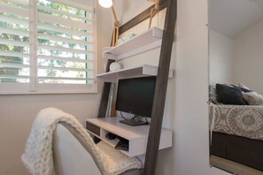 1 bedroom, desk, iron/ironing board, travel crib - Casita Poquita -Historic East Austin Retreat (Austin)