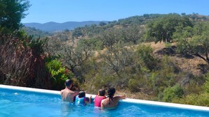 A swimming pool with a view of a hilly landscape. - Spacious villa in beautiful surroundings (São Teotónio)