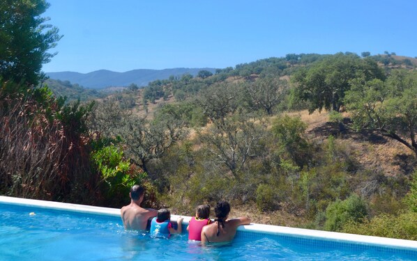 A swimming pool with a view of a hilly landscape. - Spacious villa in beautiful surroundings (São Teotónio)