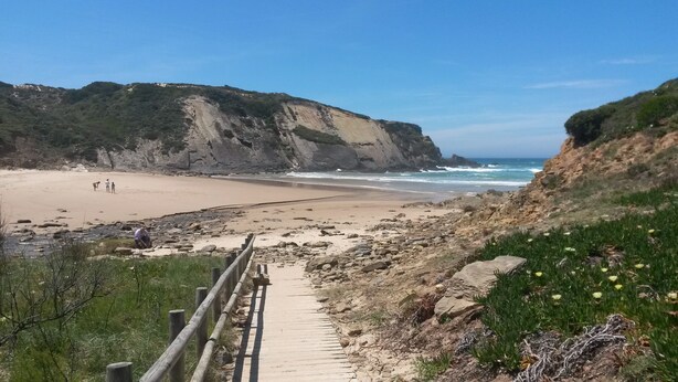 A coastal pathway leading to a sandy beach with rocky terrain and cliffs. - Spacious villa in beautiful surroundings (São Teotónio)