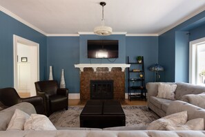 Smart TV, futbolito, biblioteca musical y videoteca 