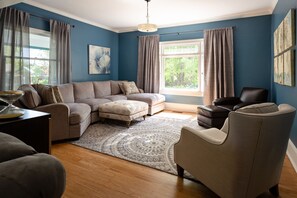 Smart TV, futbolito, biblioteca musical y videoteca 