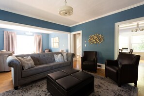 Smart TV, table football, music library, video library - Overlook Victorian Mansion 5 Bedroom 10 Guests (Portland)