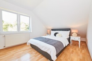 Apartment | In-room safe, desk, iron/ironing board, free WiFi