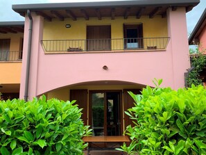 Un immeuble de deux étages avec un balcon au dernier étage.