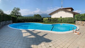 Piscine extérieure en saison