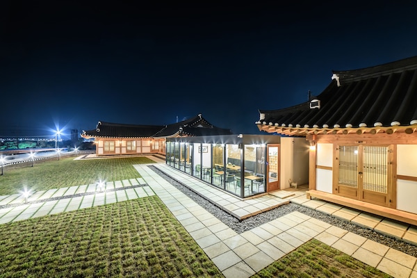 施設の正面 (日没後)