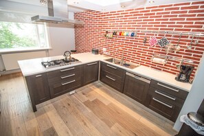 Deluxe-Apartment, 3 Schlafzimmer, Meerblick | Eigene Küche | Großer Kühlschrank, Mikrowelle, Ofen, Geschirrspüler