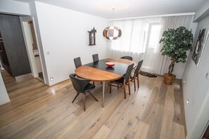Appartement Deluxe, 3 chambres, vue mer | Restauration dans la chambre