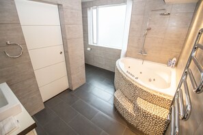 Deluxe Apartment, 3 Bedrooms, Sea View | Bathroom | Combined shower/bathtub, deep-soaking bathtub, hair dryer, towels - Theater Court - Sea View Apartment (Reykjavik)