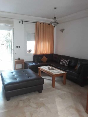 Appartement | Salle de séjour | Télévision LCD de 32 pouces avec chaînes par satellite, télévision