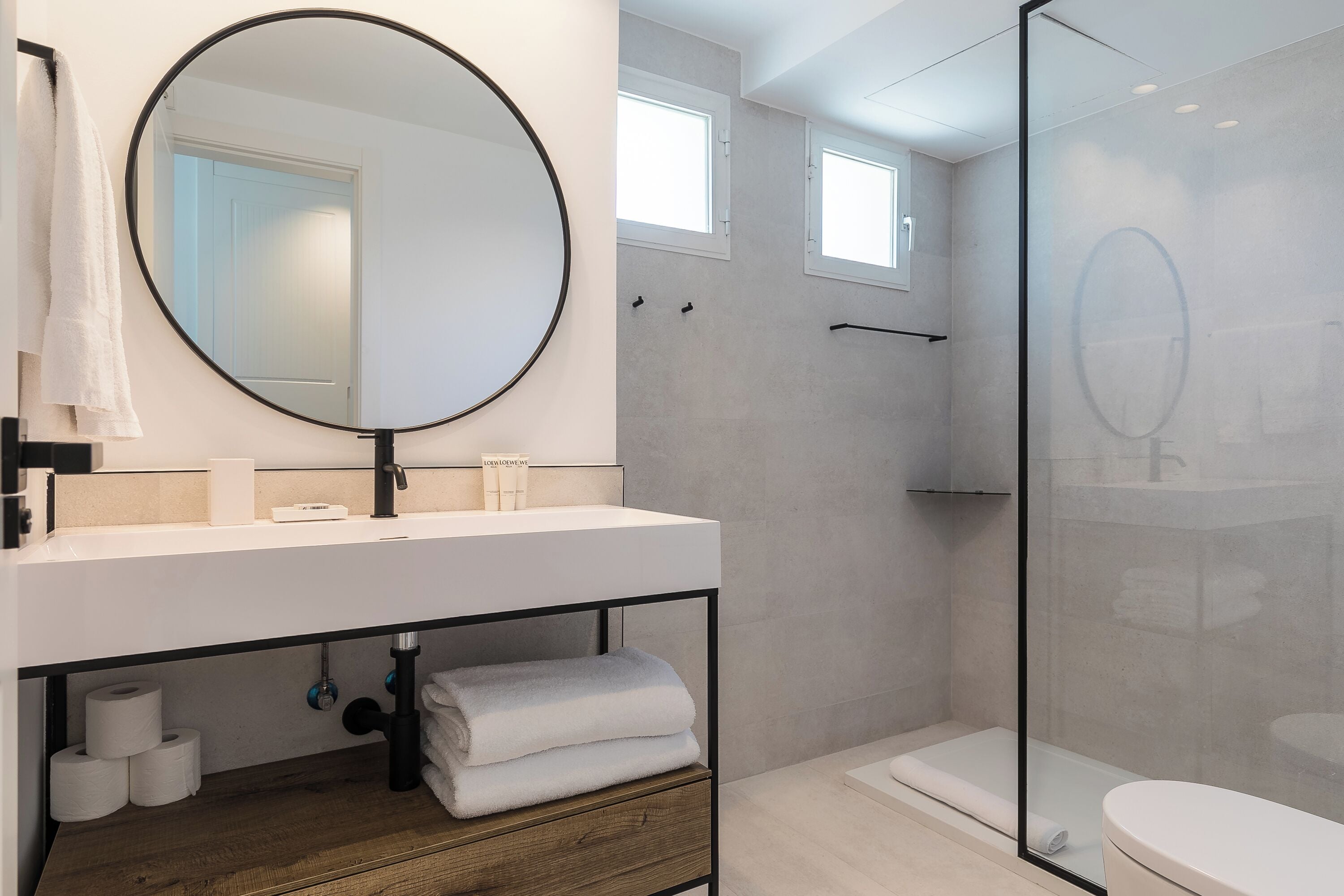 Apartment, 1 Bedroom | Bathroom | Shower, rainfall showerhead, free toiletries, hair dryer