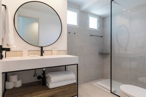 Appartement, 1 slaapkamer | Badkamer | Een douche, een regendouche, gratis toiletartikelen, een haardroger