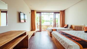 Deluxe Triple Room | Desk, WiFi (free), bed sheets