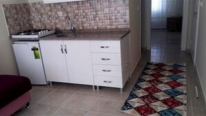 Fridge, cookware/dishes/utensils - Arslan Apart Hotel (Marmara)
