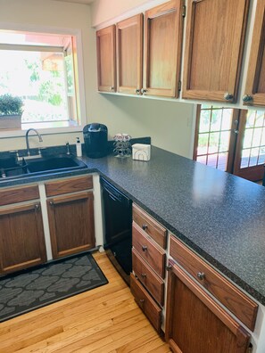 Kylskåp, mikrovågsugn, ugn och spishäll