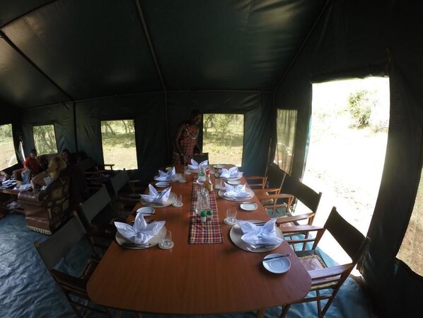 Petit déjeuner, déjeuner et dîner servis sur place