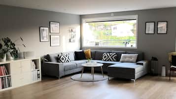 House, 4 Bedrooms | Interior entrance