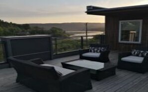 Eine Terrasse mit Gartenmöbeln und Blick auf die Landschaft.