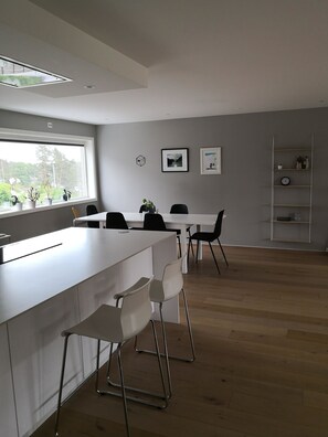 Casa, 4 habitaciones | Servicio de comidas en la habitación