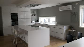 House, 4 Bedrooms | In-room dining