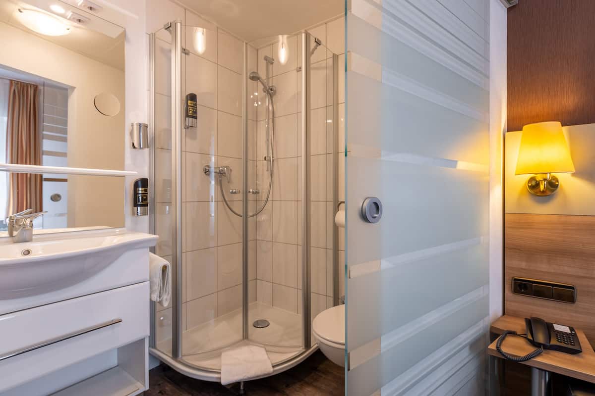 single room, private bathroom | bathroom | shower, towels