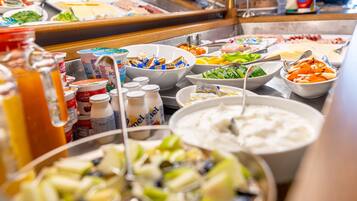 Buffet com diversos alimentos e acompanhamentos.
